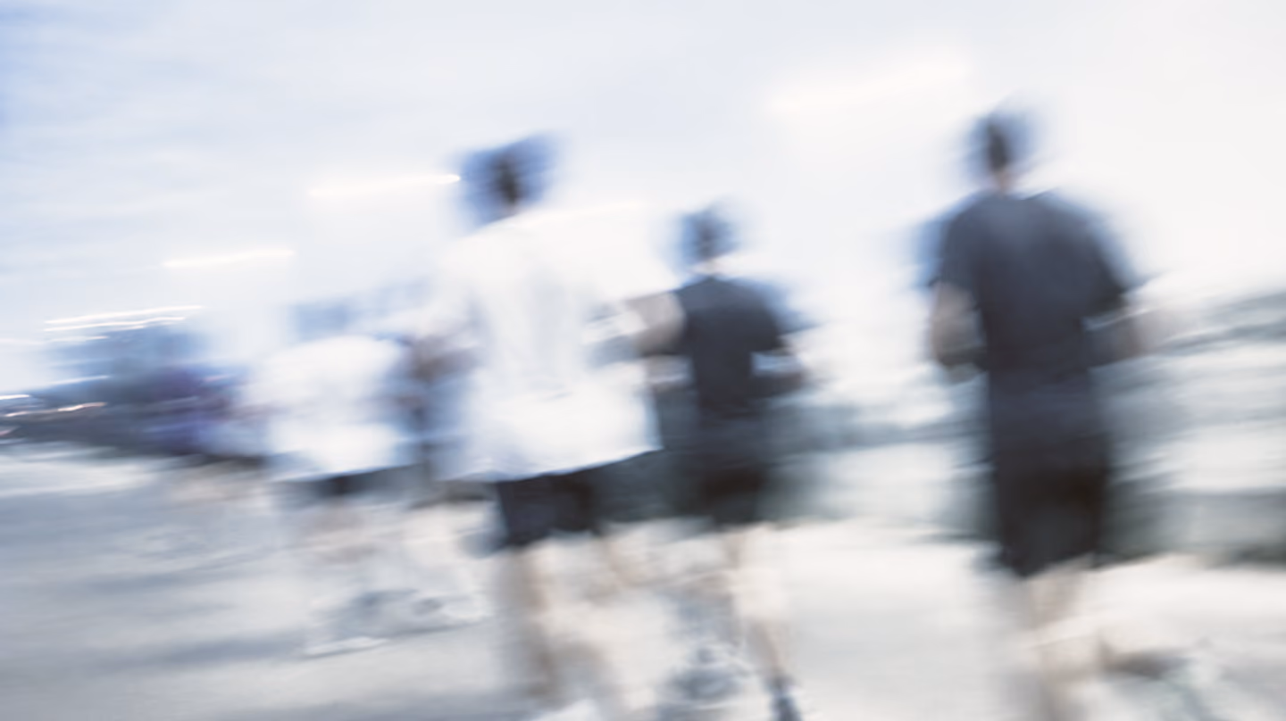 Groupe de personnes courant floues en plein air, image abstraite avec mouvement.