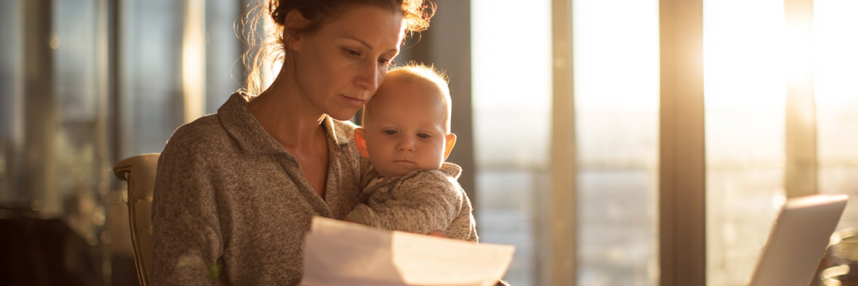 Mutter und Kind planen die Finanzen