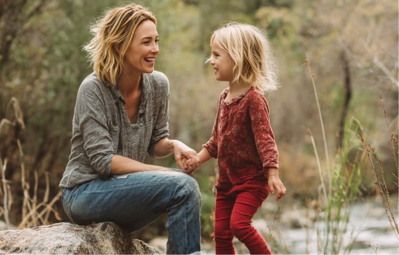 Mutter und Kind genießen ihre Auszeit in der Natur 