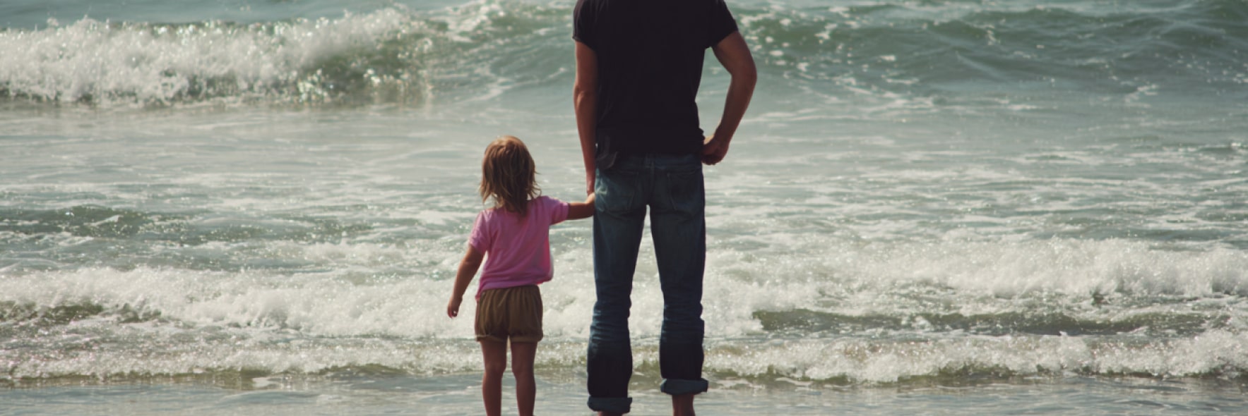Vater und Kind am Strand 