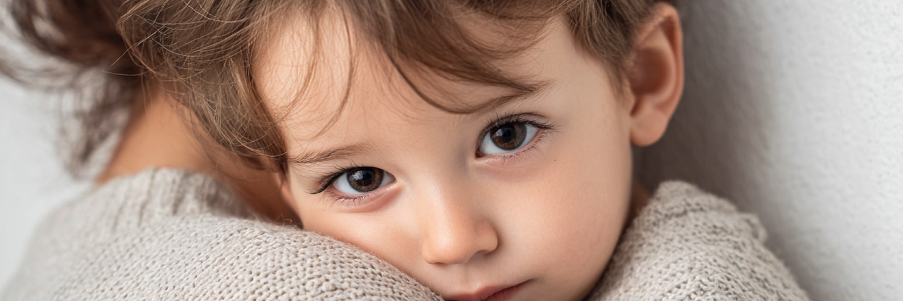 Familientherapie während Mutter Kind Kur  Kind umarmt seine Mutter