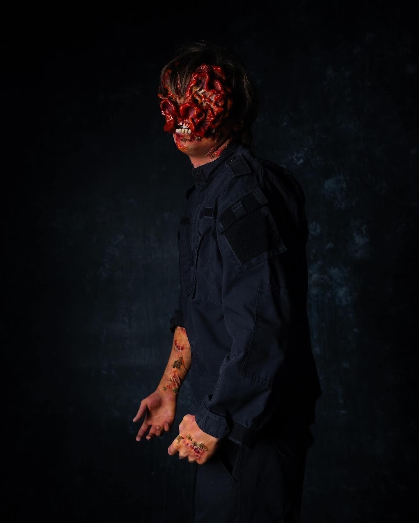 Mason Highwind cosplaying a clicker from The Last of Us.