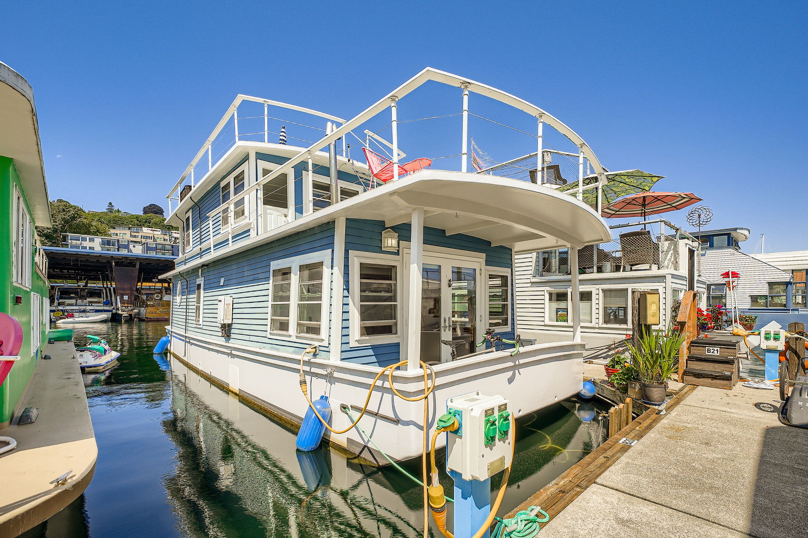 Live the Lake Union Lifestyle on this Iconic Seattle Houseboat!