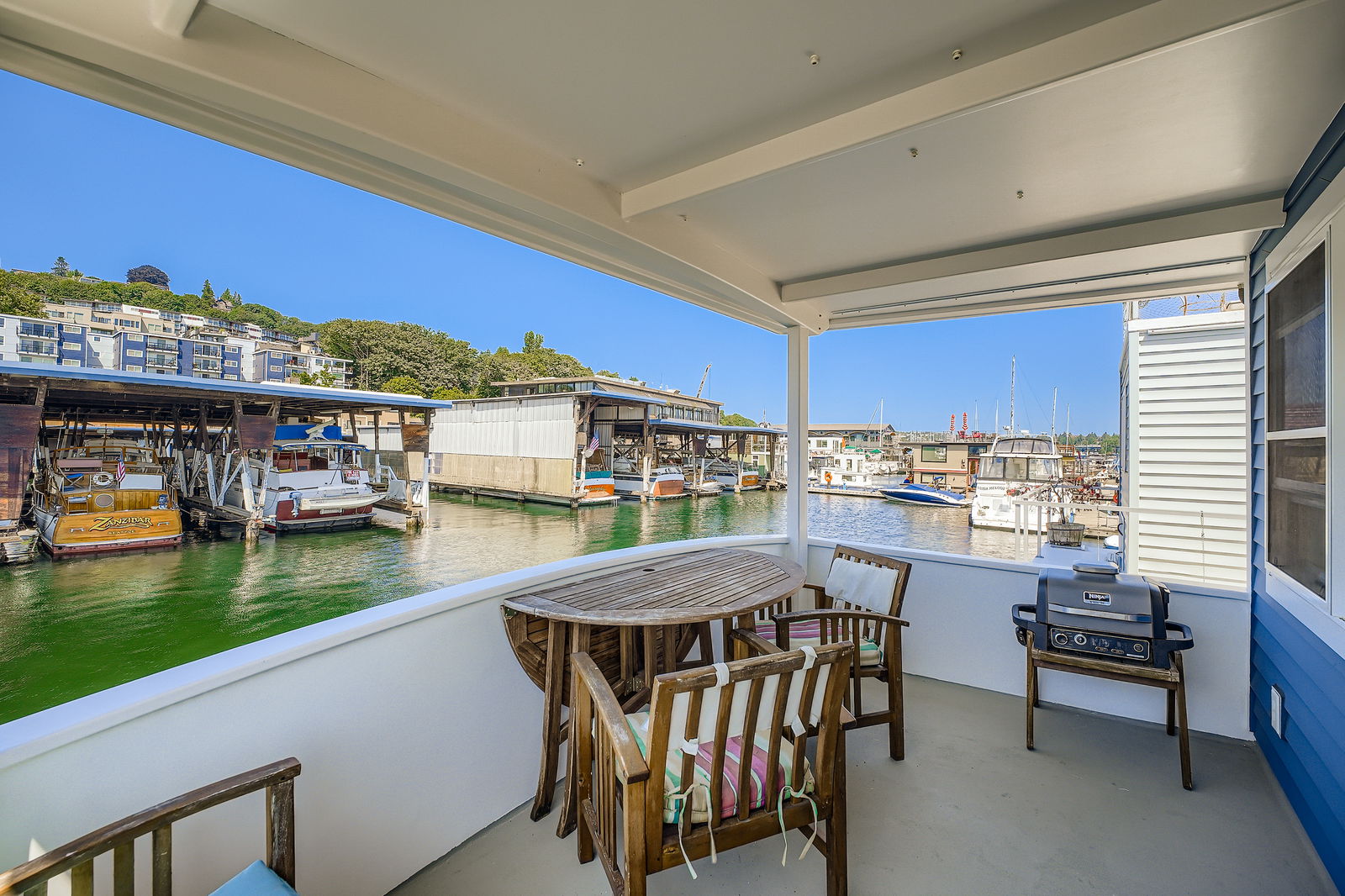 Covered midlevel deck w/bbq space