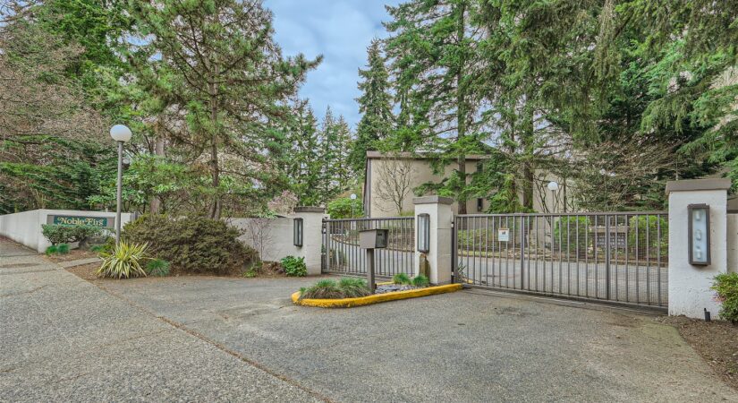 Noble Firs Condo in Park Like Setting 2 bed/2bath