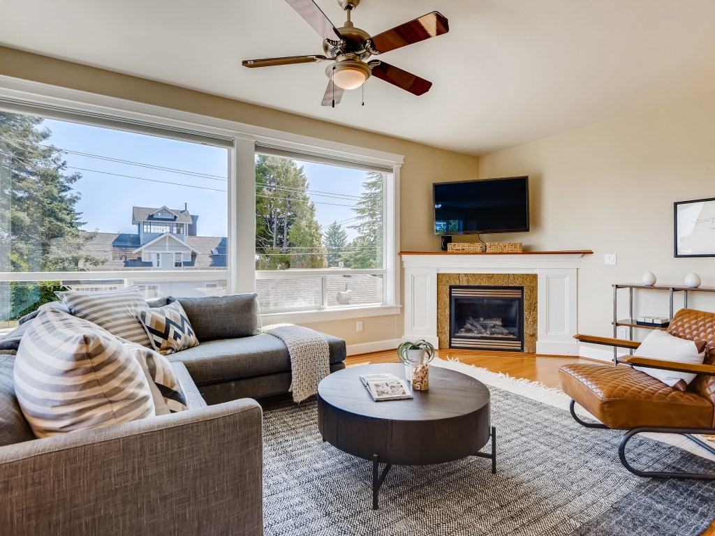 7304 28th Ave NW Seattle WA MLS Sized 015 15 Family Room