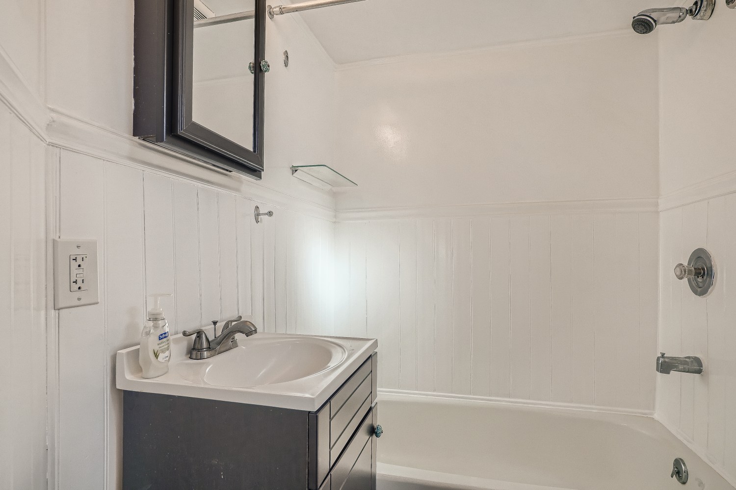 1900 Westlake Ave N Slip B15 Seattle WA Web Quality 002 15 Primary Bathroom