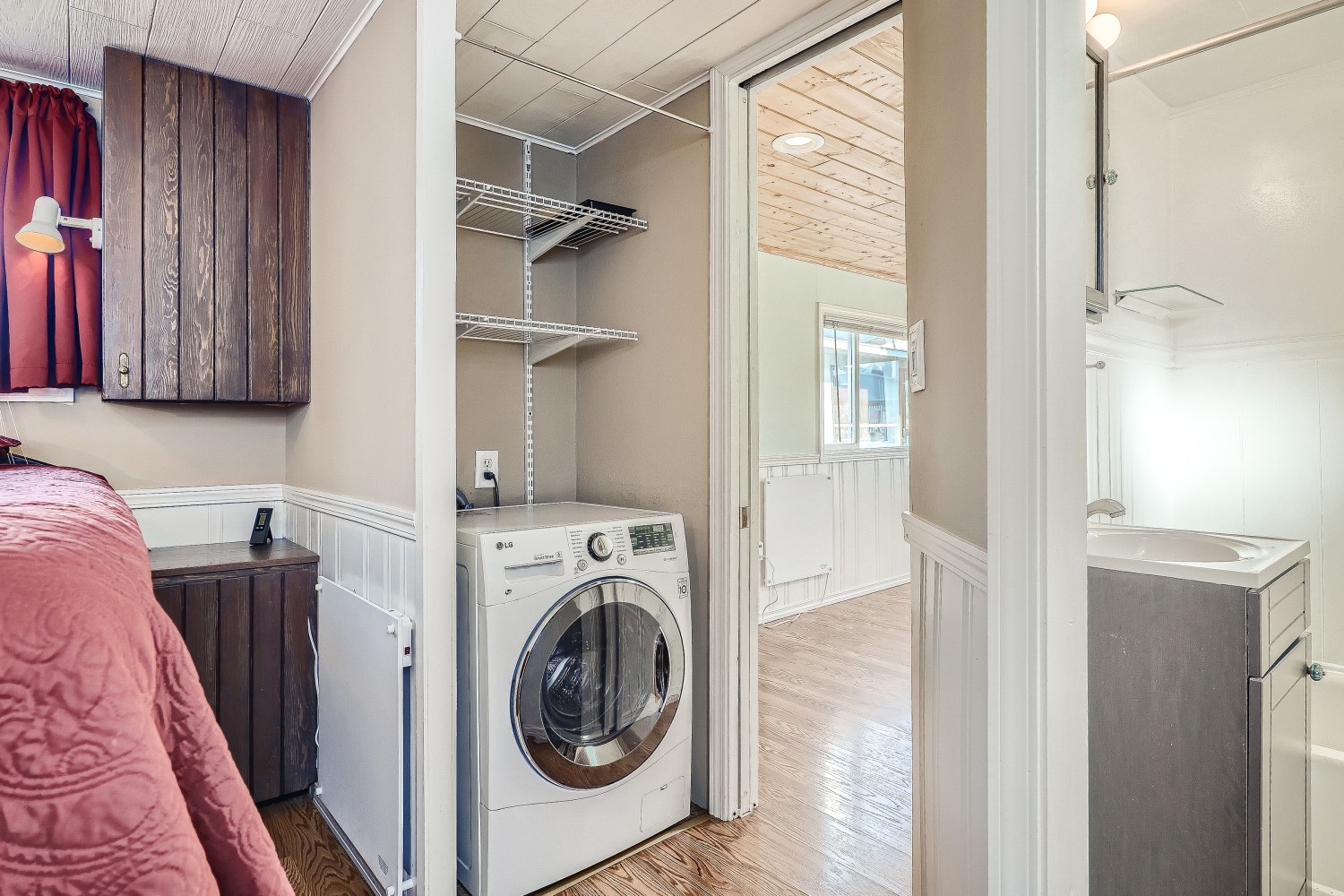 1900 Westlake Ave N Slip B15 Seattle WA Web Quality 009 16 Laundry Room