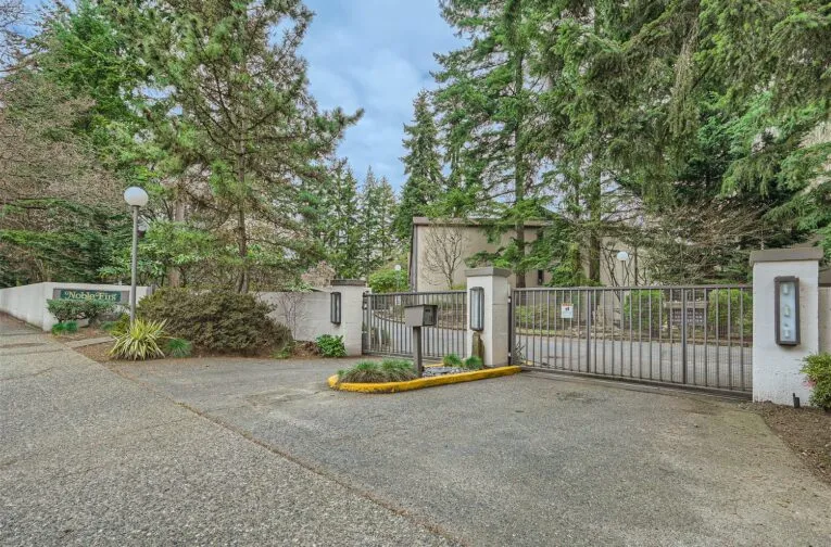 Noble Firs Condo in Park Like Setting 2 bed/2bath
