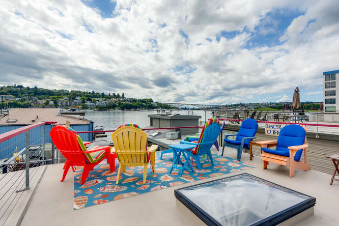 Seattle Heartwarming Floating Home