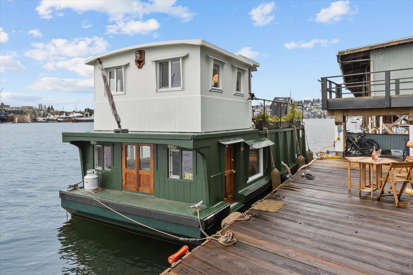 Seattle Houseboat Named 'Seaweed'