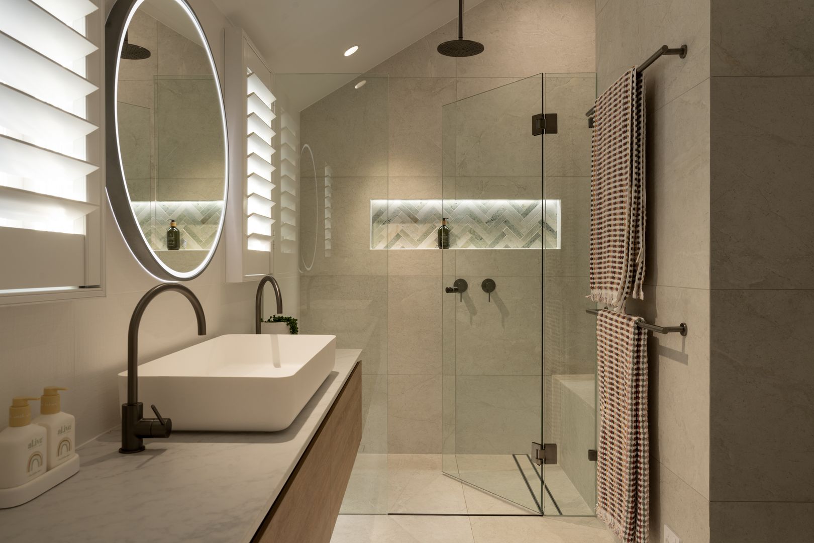 Main bathroom with basin and round mirror