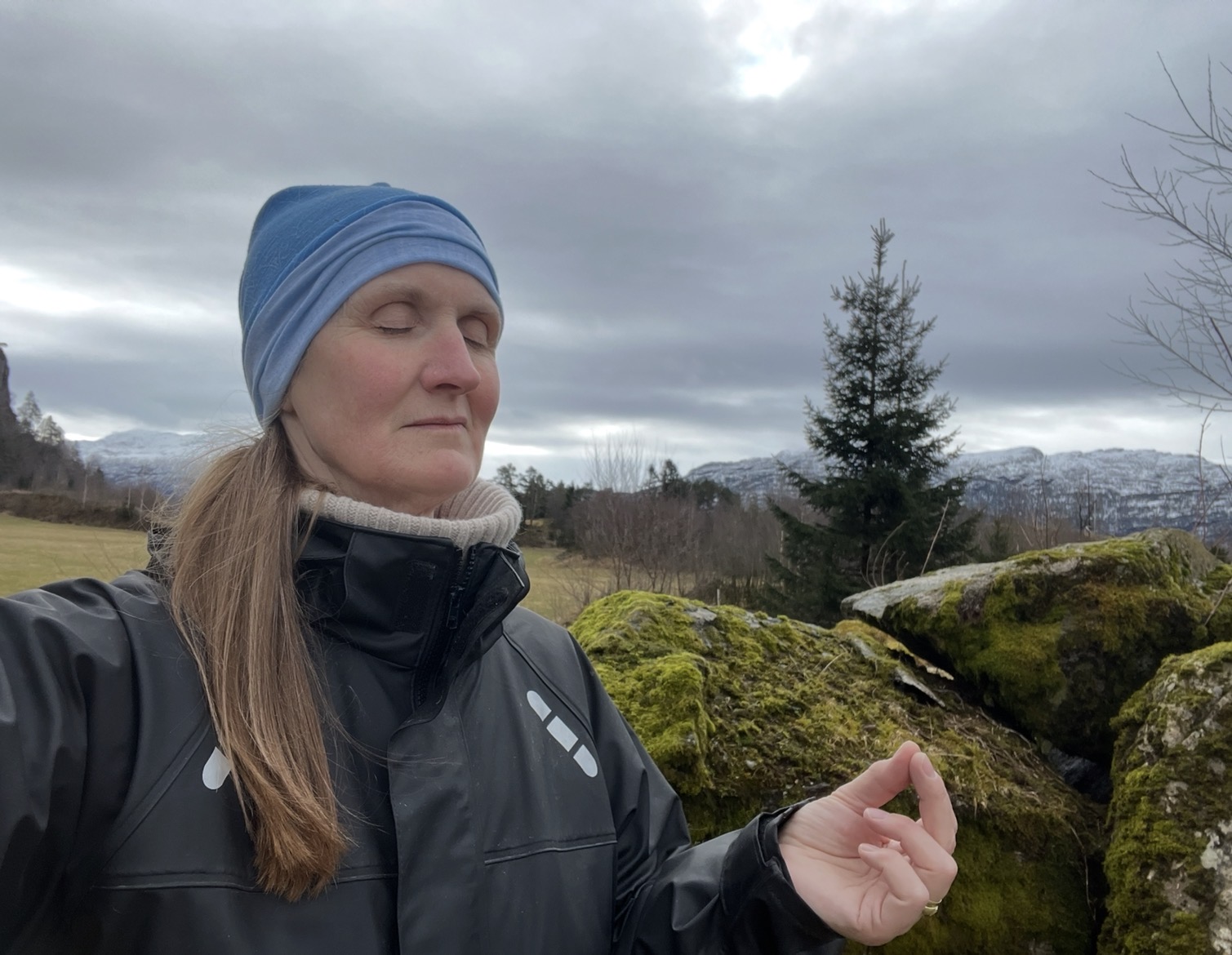 Helene lukker øynene og bruker tre fingre teknikken for å finne en god meditativ tilstand