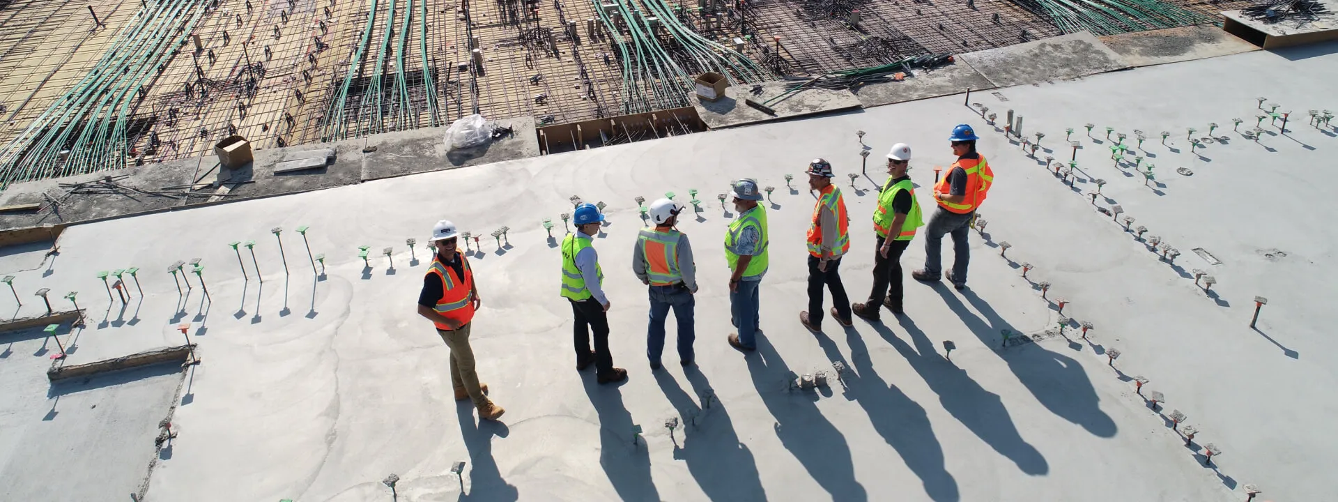 Un gruppo di operai che osservano un cantiere.
