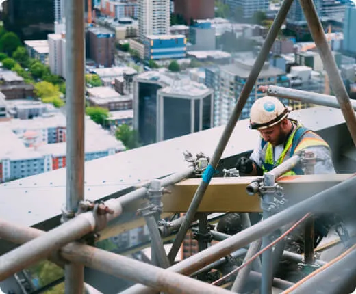 Un operaio che lavora in un cantiere in città.