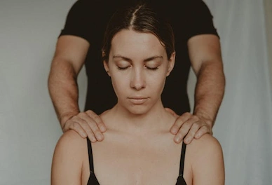 Praticien réalisant un massage amma assis dans notre salon à Amnéville ou Audun-le-Tiche, séance de détente sur chaise ergonomique.