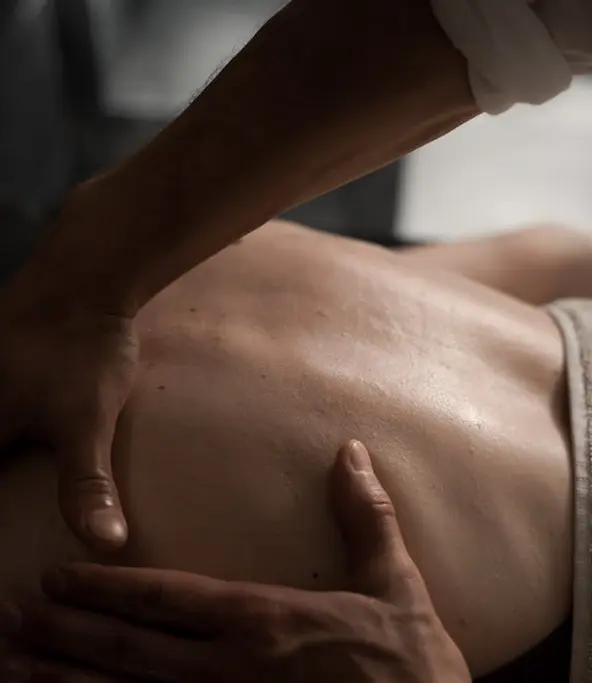 Massage du dos ciblé pour détendre les muscles et réduire les tensions.