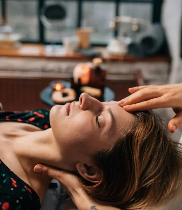 Massage amma assis ciblé sur la tête pour détente profonde.