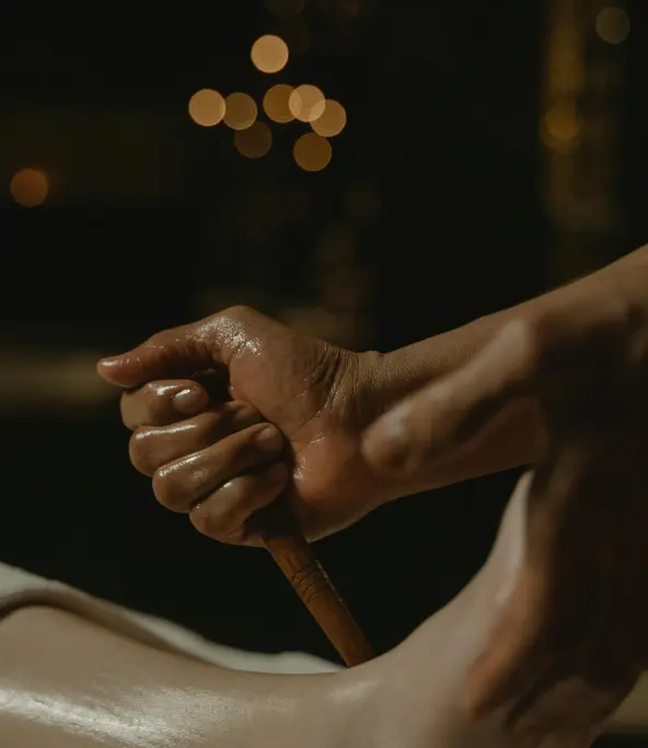 Stylet en bois traditionnel utilisé pour la réflexologie thaï, technique de stimulation des points réflexes.
