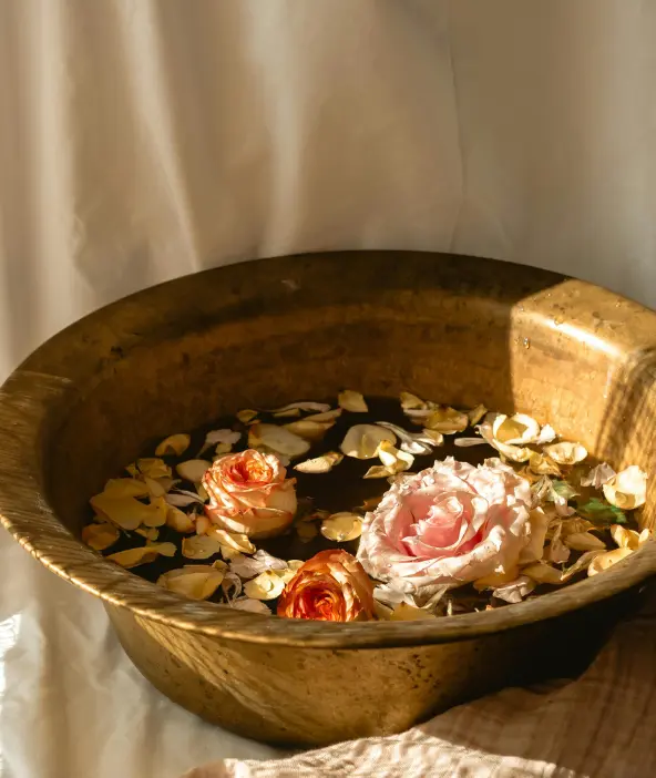 Bol rempli de fleurs séchées utilisé pour un bain de pieds relaxant et apaisant.
