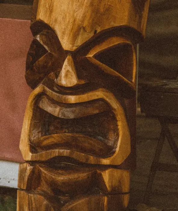 Sculpture en bois hawaïenne représentant une figure traditionnelle polynésienne.