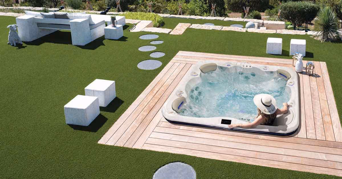 Minipiscina installata incassata con donna