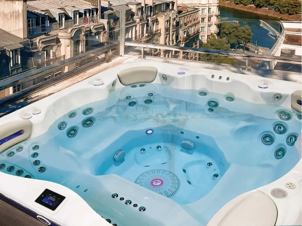 Minipiscina installata su terrazzo