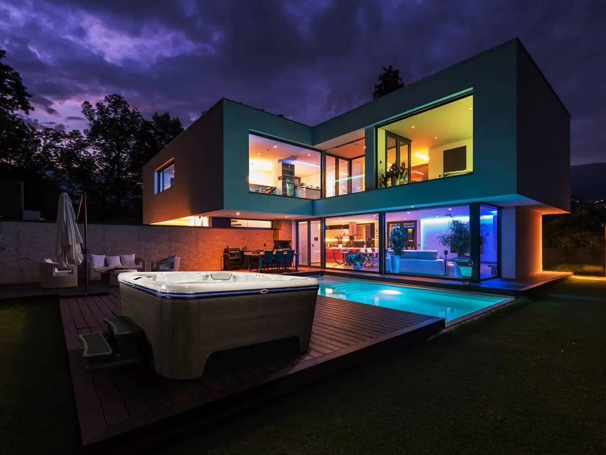 Minipiscina installata all'esterno dell'abitazione i giardino di sera