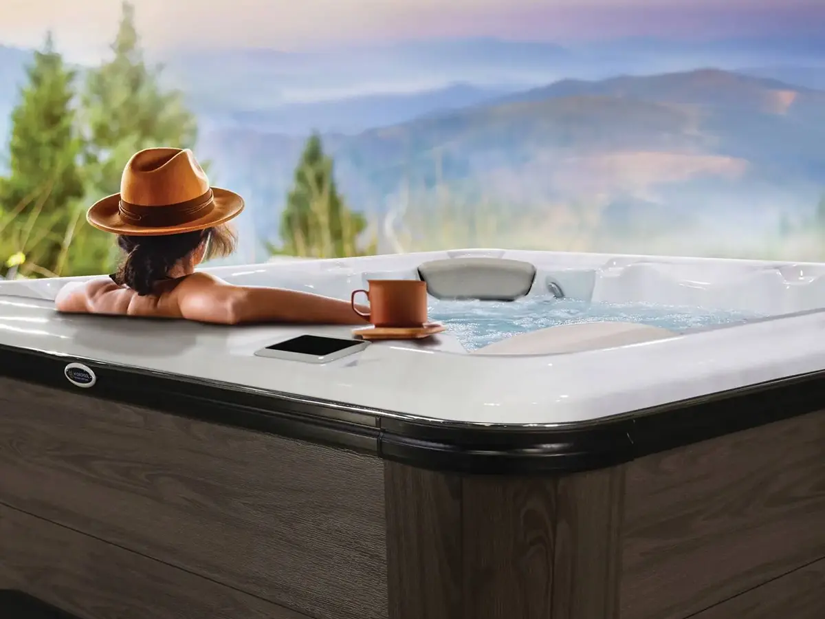 Donna immersa in una minipiscina che si rilassa mentre guarda l'orrizzonte