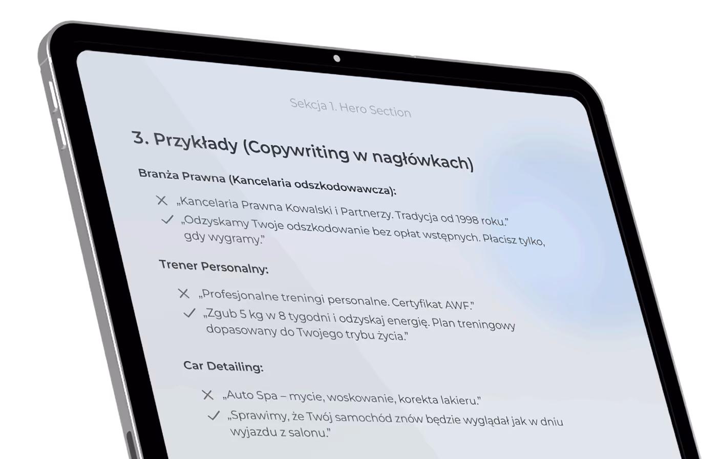 Fragment ekranu tabletu pokazujący przykłady copywritingu w nagłówkach dla branży prawnej, trenera personalnego i car detailingu, z wyróżnionymi poprawnymi i niepoprawnymi przykładami tekstów reklamowych.