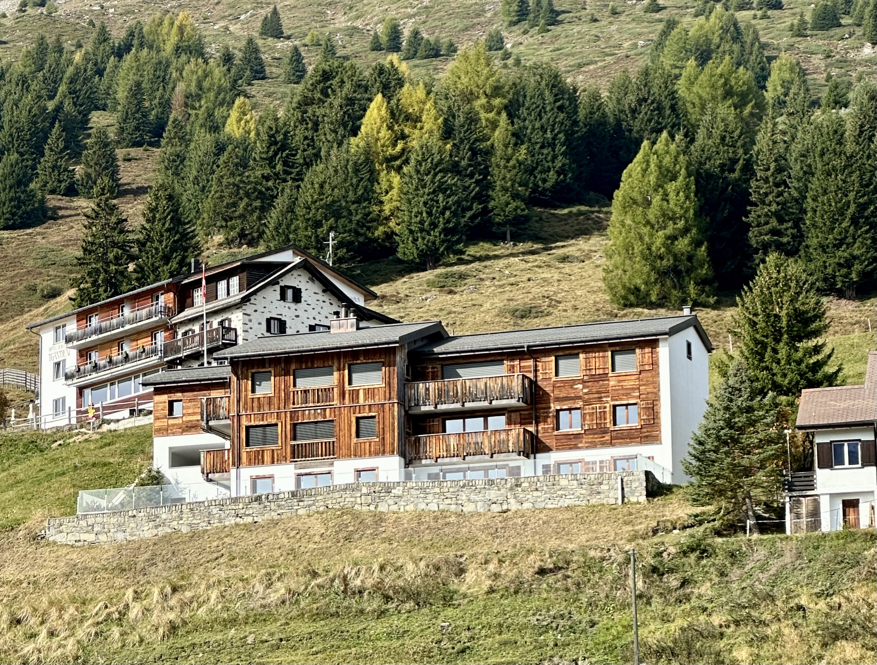 UM- UND NEUBAU 3-FAMILIENHAUS TGANTIENI LENZERHEIDE GR