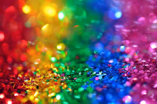 rozsypane kolorowane kawałeczki od czerwonego do niebieskiego