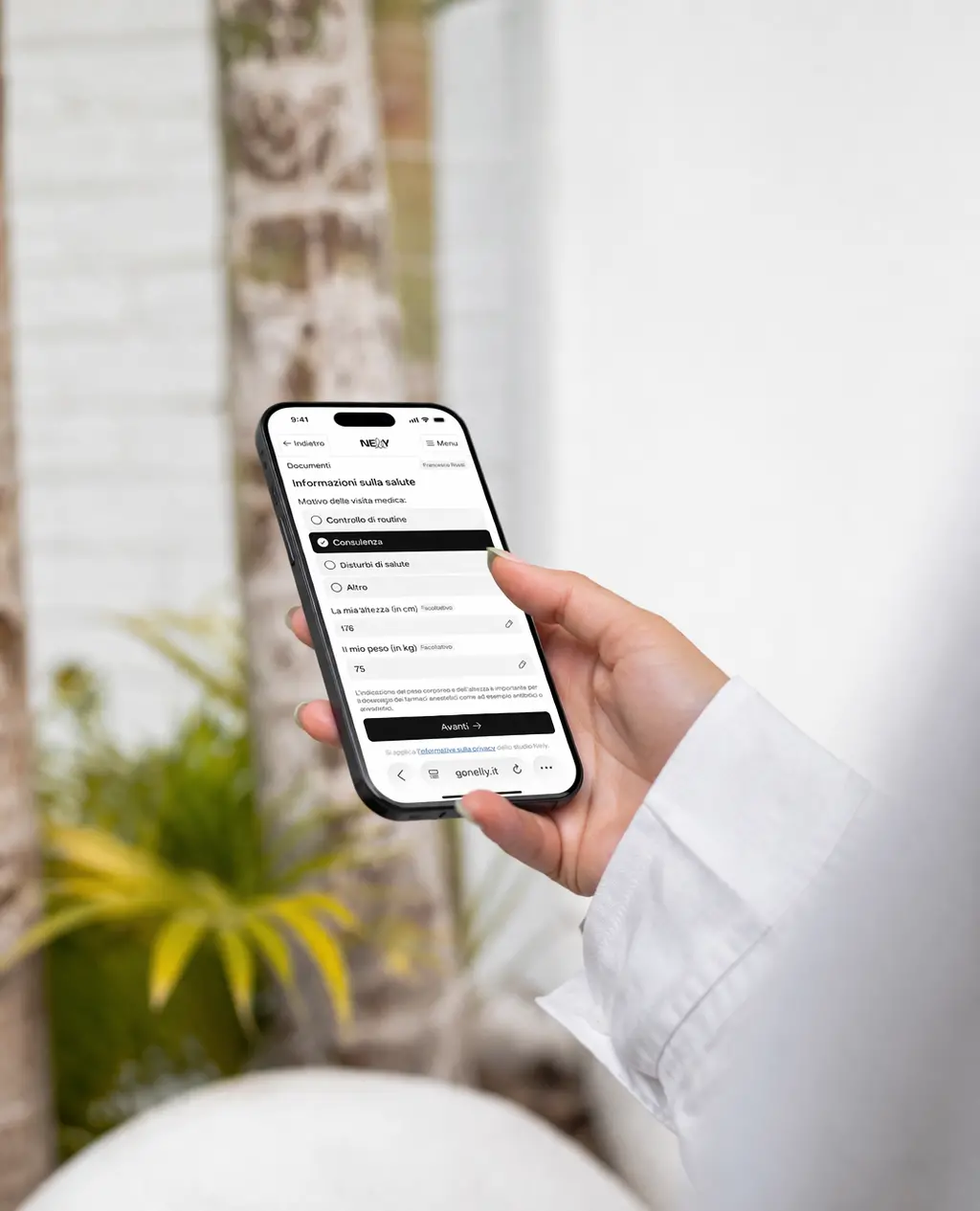 Handy dass in der Hand gehalten wird