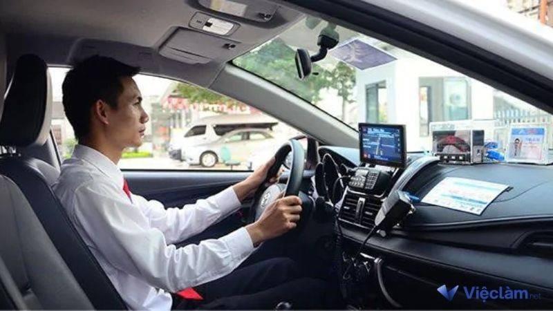 Tài xế lái xe 7 chỗ