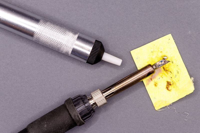 Soldering iron and circuit board