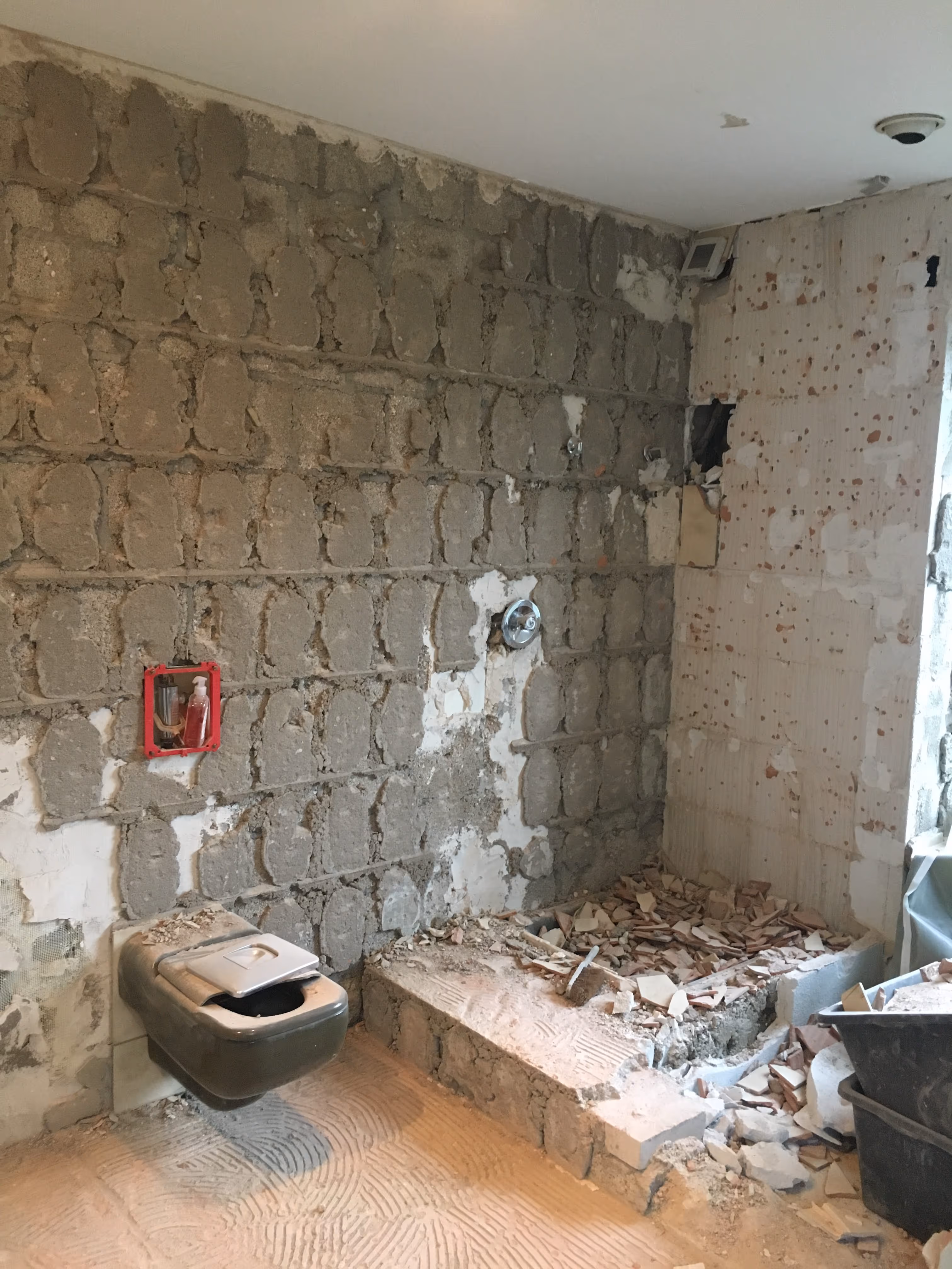 Abbrucharbeiten Badezimmer | Laudani GmbH Bauunternehmung