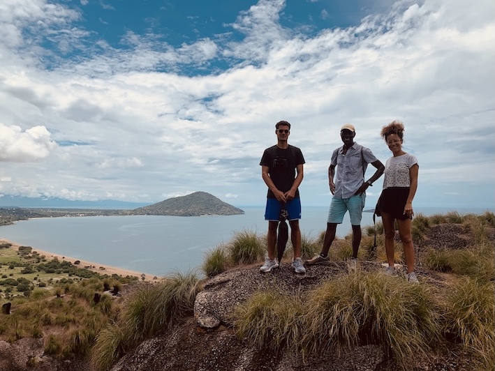 Drei Wanderer auf einem Berg mit Blick auf den Nyasasee