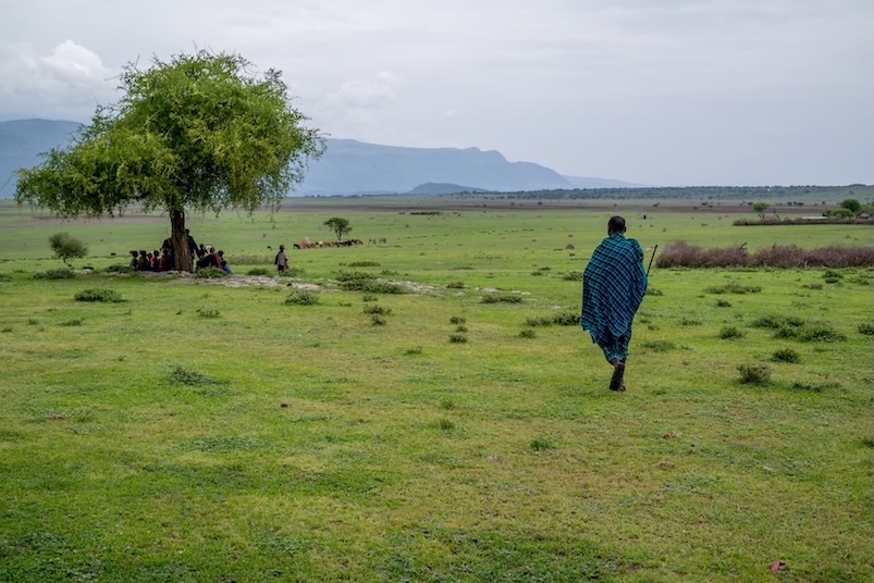 Ein Massai geht auf eine Gruppe zu