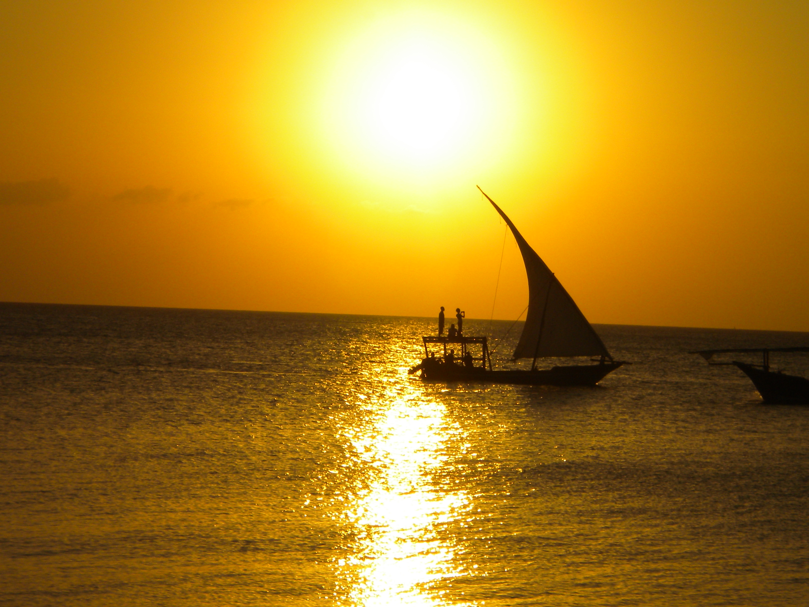 Ein Boot bei romantischem Sonnenuntergang auf Sansibar