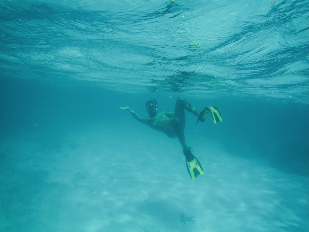 Ein Abenteurer im kristallklaren Wasser