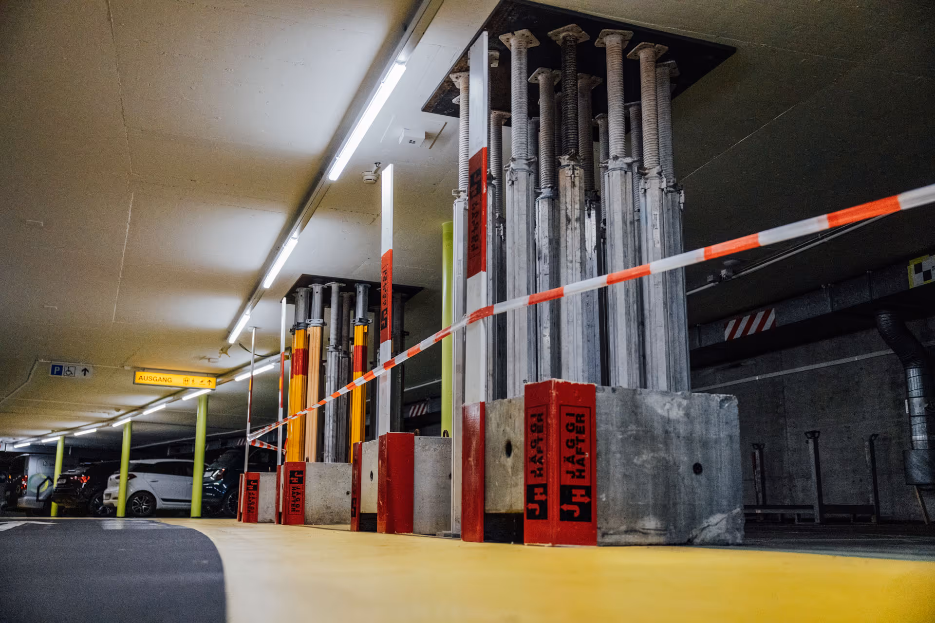Die Stützen in den Parkgeschossen leiten das Gewicht des Krans bis in das Fundament ab.