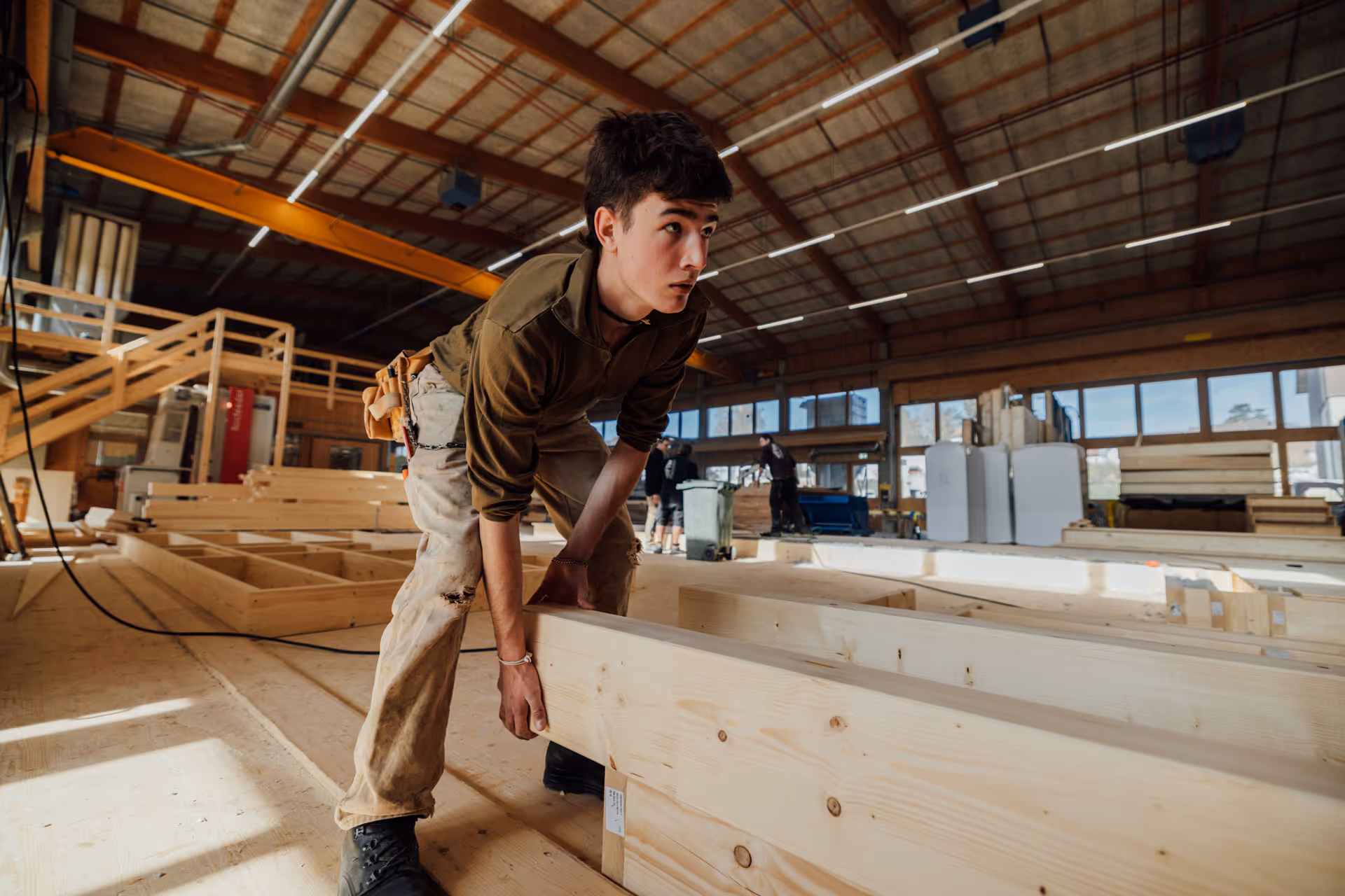 In der Werkhalle der Josef 
Lehmann Holzbau AG werden die Holzelemente für die Aufstockung vorfabriziert.