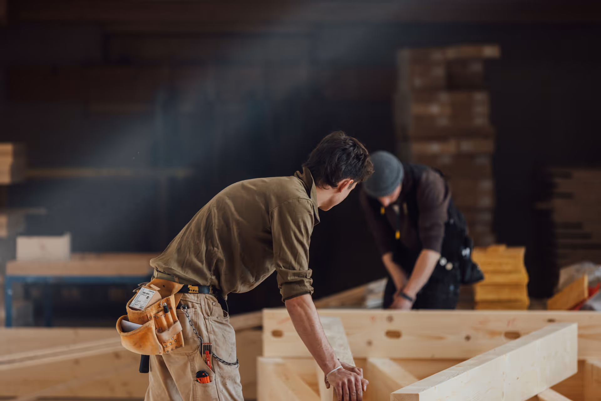 In der Werkhalle der Josef 
Lehmann Holzbau AG werden die Holzelemente für die Aufstockung vorfabriziert.