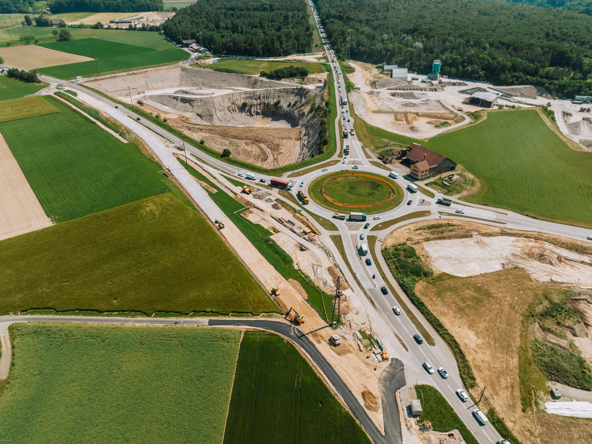 Blick Richtung Bülach auf den Kreisel «Chrüzstrass» vor dem Abbruch.