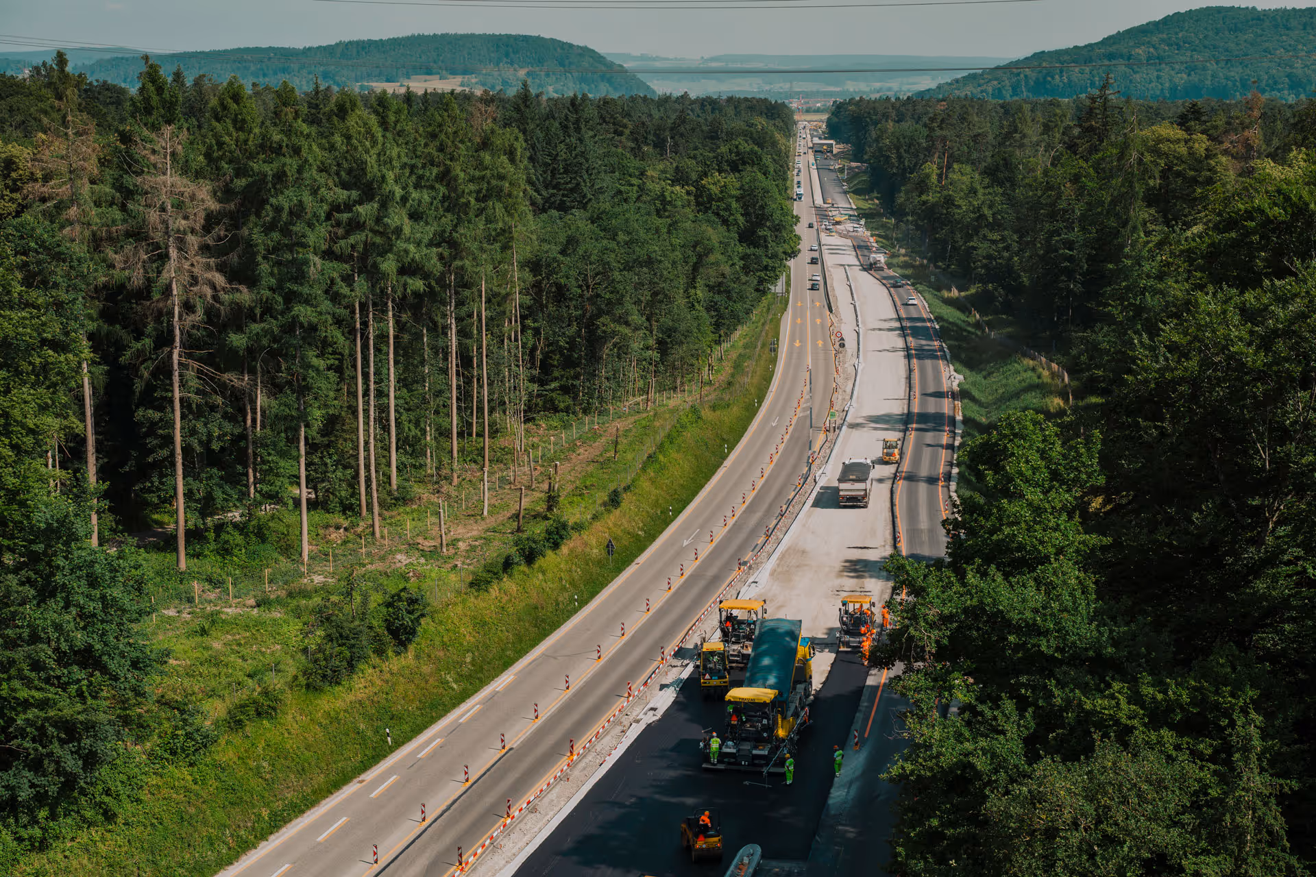 Eine der grossen Herausforderungen ist das Bauen unter laufendem Verkehr.