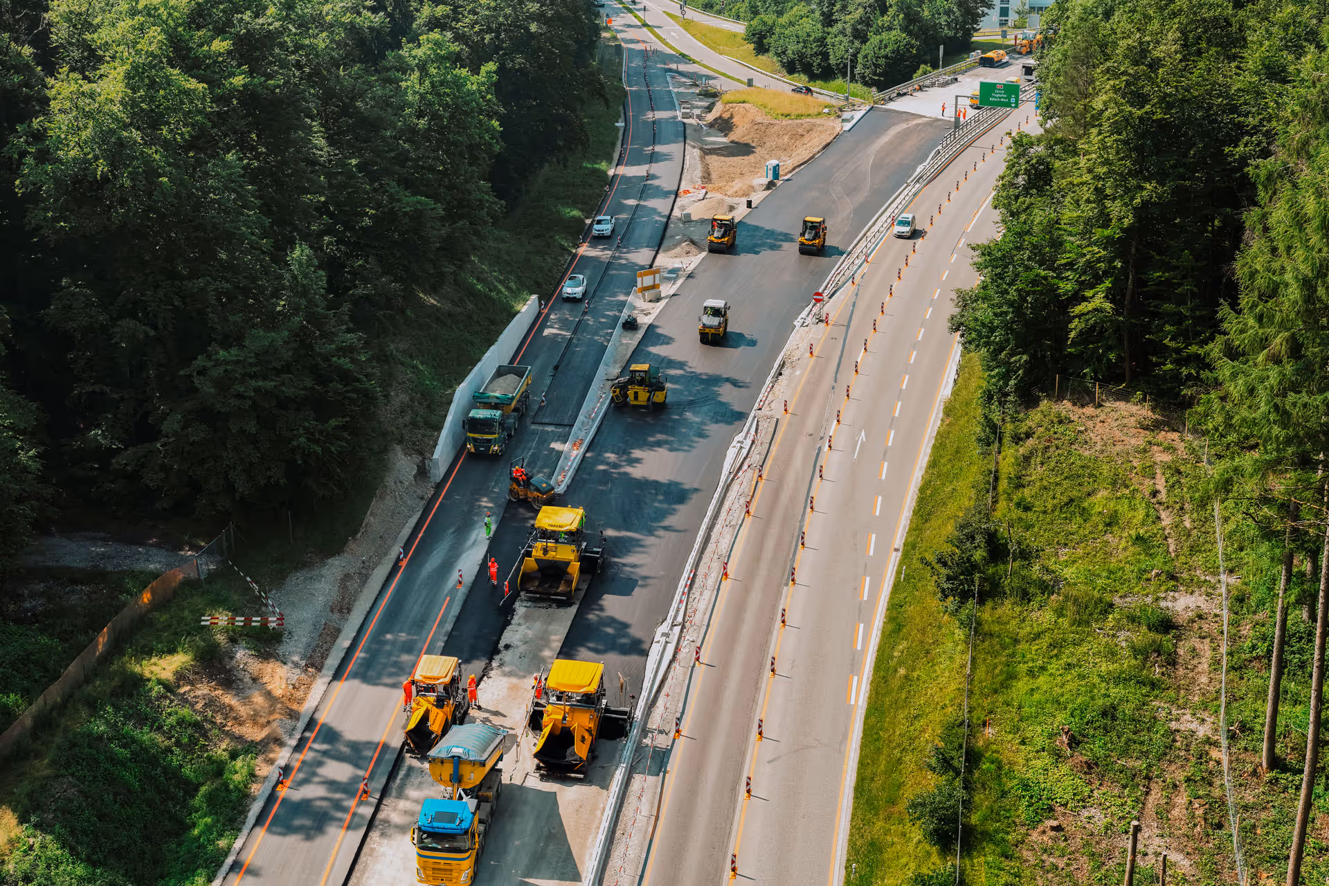 Einbau des neuen Strassenbelags.