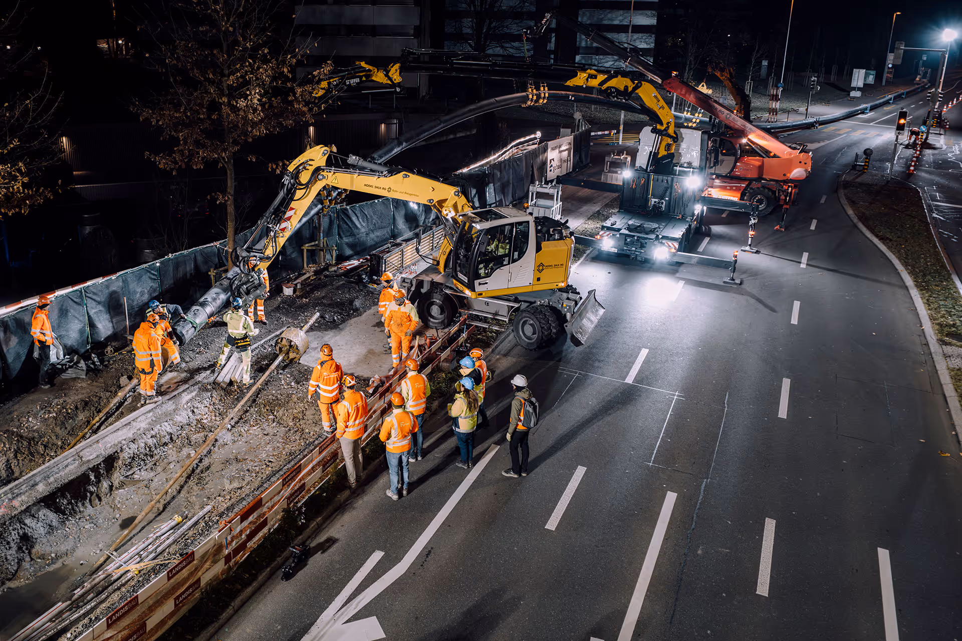 Im Bereich der Zielgrube wird das Hüllrohr mit dem Bohrkopf verbunden und für den grabenlosen Einzug durch den Untergrund vorbereitet.