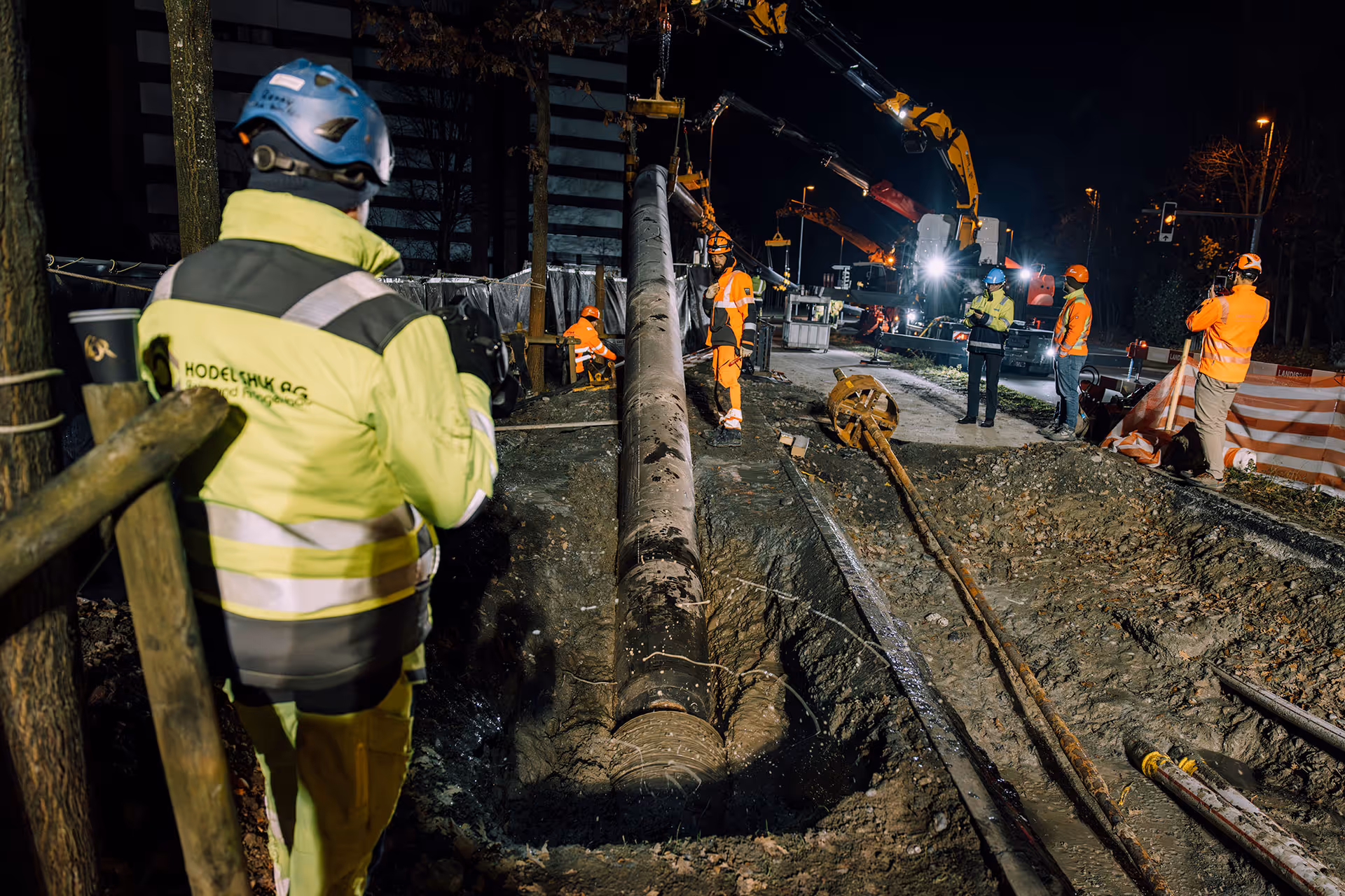 Im Startgraben beginnt der Bohrkopf seinen Weg durch den Untergrund, aufmerksam begleitet von den Fachleuten vor Ort.