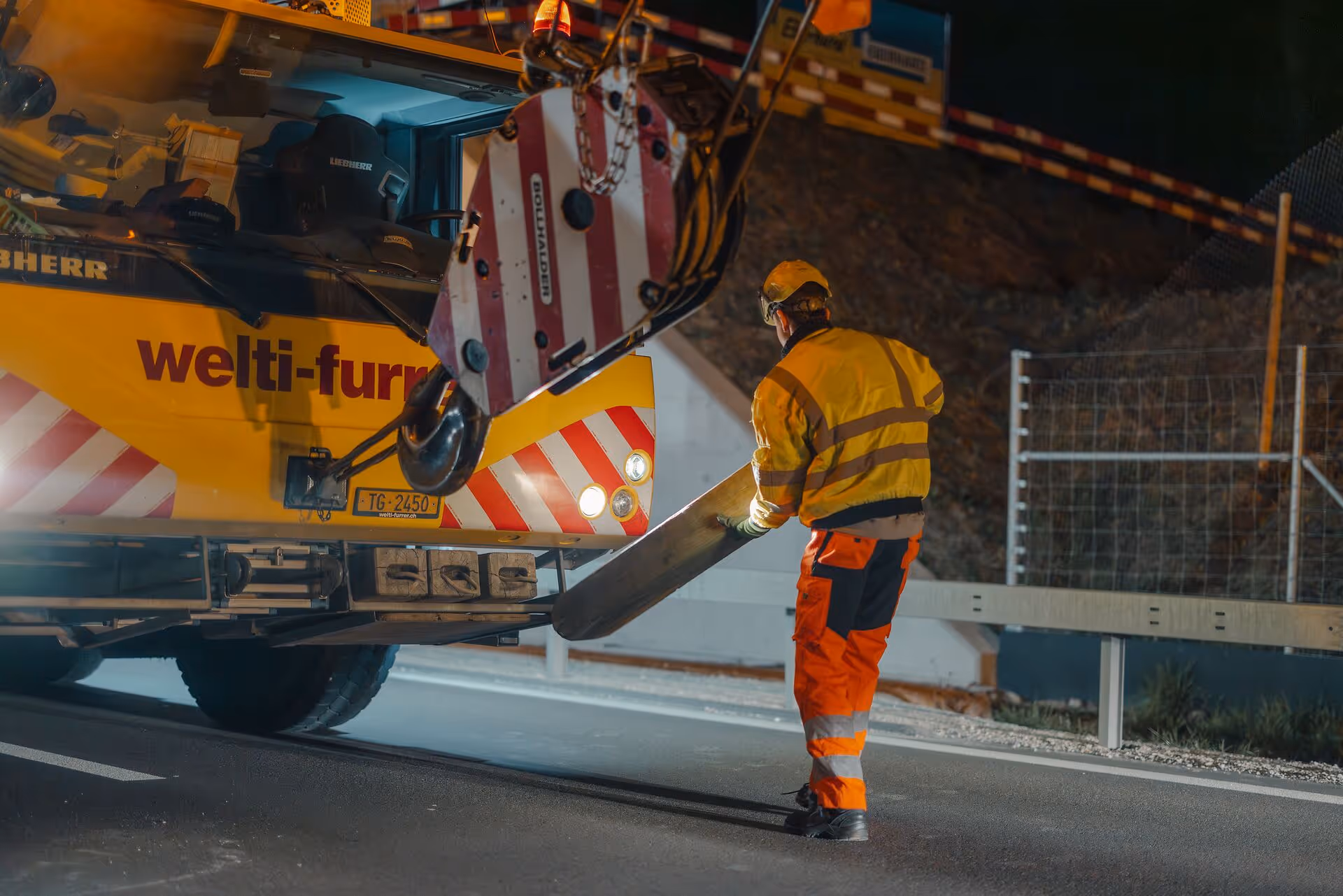 Handgriff für Handgriff wird der Kran einsatzbereit gemacht.