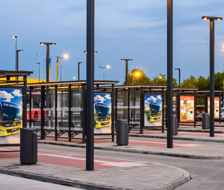 ZOB Rostock mit moderner LED-Leuchtenreihen